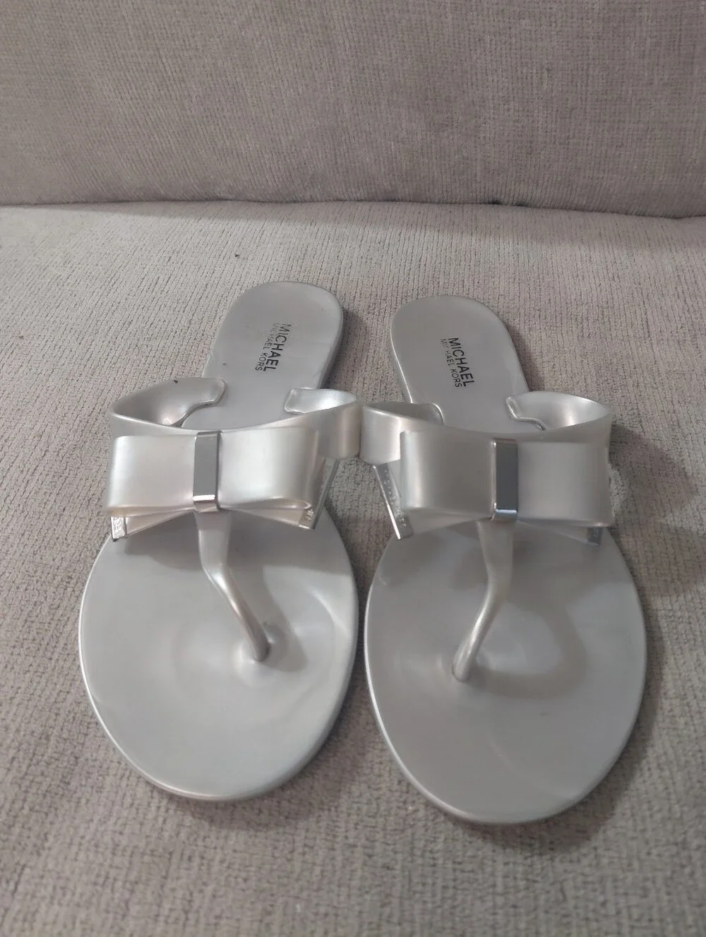 Michael Kors Metallic Silver Bow Jelly Sandals Size 7